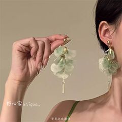[清風夕暮れ] 早春の緑の花のイヤリング、花びらのタッセルイヤリング、高級リゾートスタイルのイヤークリップイヤリング