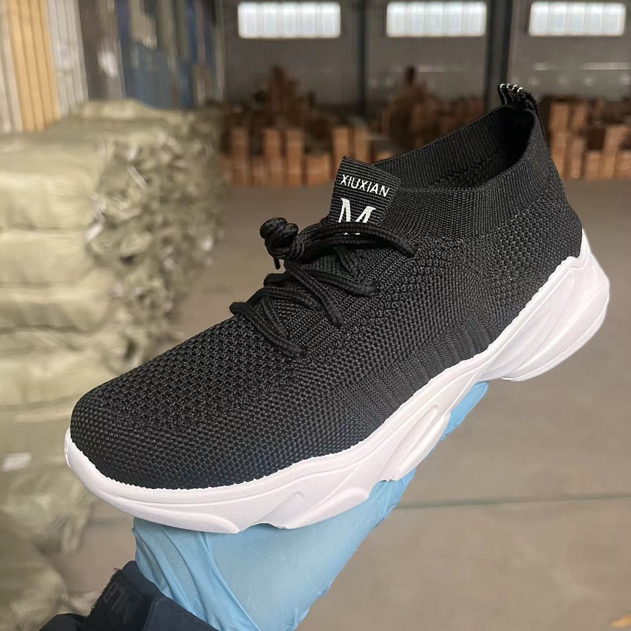 Un nuevo tipo de zapatos casuales de tejido de mujer, zapatos deportivos suaves cómodos, zapatos escolares ligeros de moda, zapatos blancos.