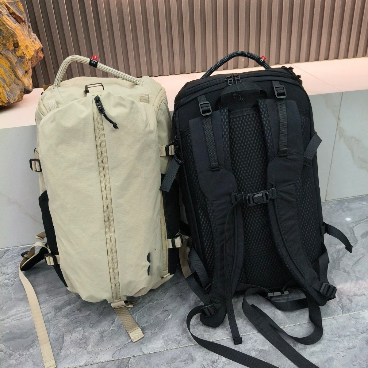 O Angjia 30L backpack, a large-capacity sports bag for running, outdoor activities, and hiking, featuring a separate, portable compartment