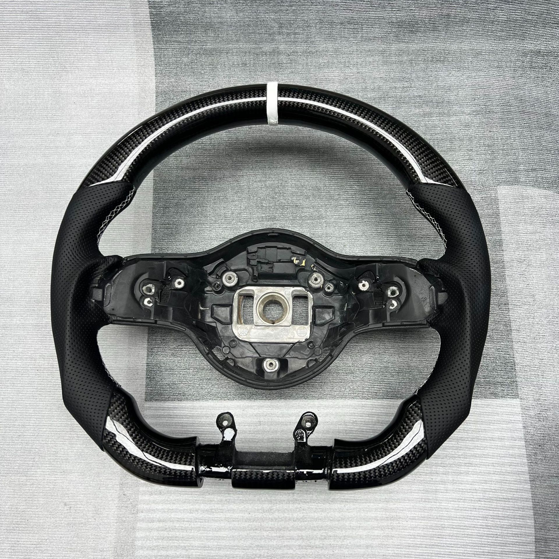 Source Factory Car Steering Wheel Modification, Suitable for Mercedes E-Class Car Carbon Fiber Steering Wheel Processing and Customization