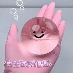 水晶のボールは自分で泡を打って震えます。