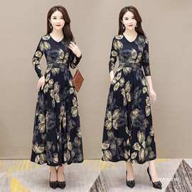 中年妈妈印花连衣裙女2025春秋季新款遮肚显瘦遮肉V领大摆长裙子