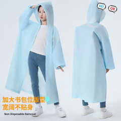 非使い捨ての子供用レインコートの中の子供はカバンを背負ってもいいです。