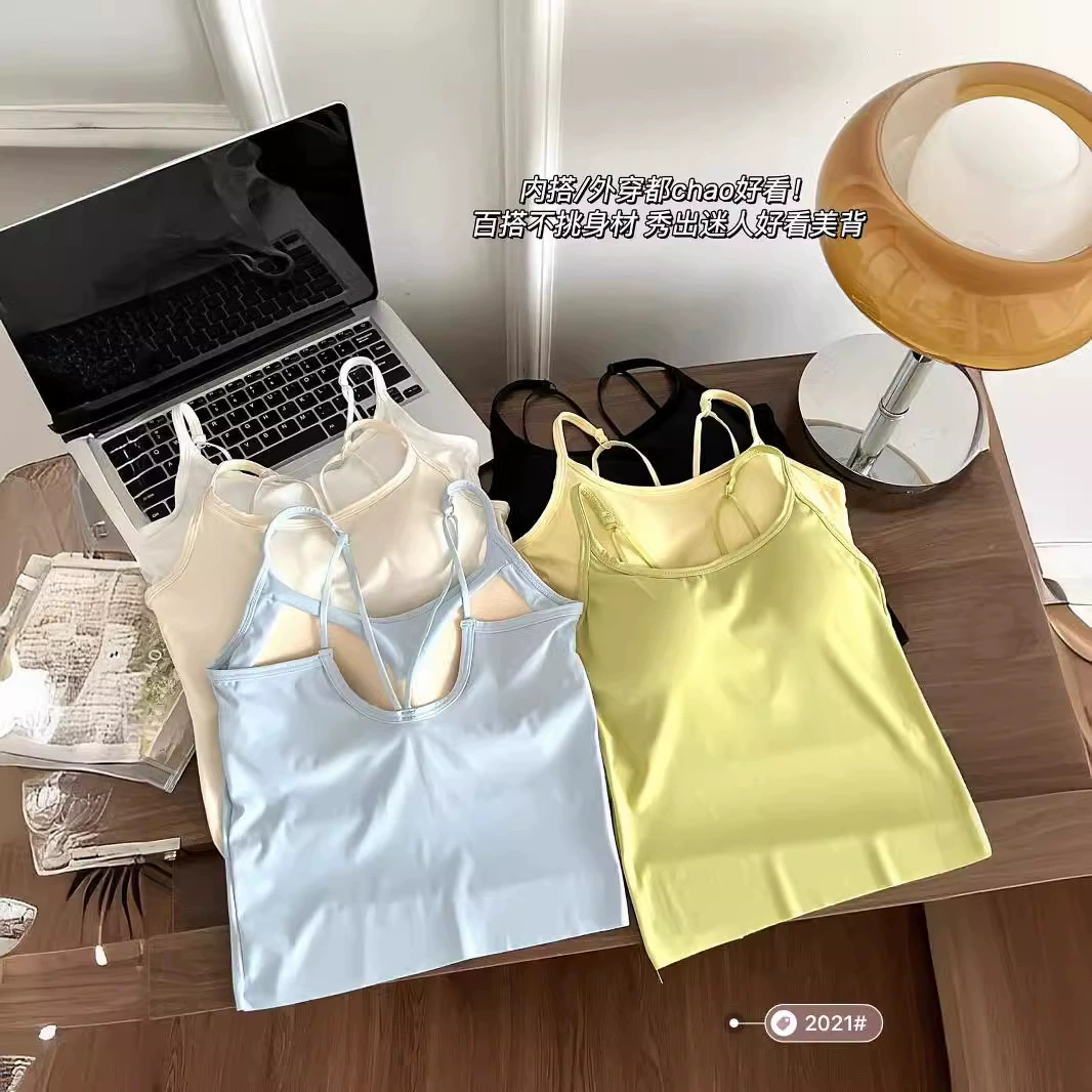 Чисто сексуальная горячая девушка со льдом жилет