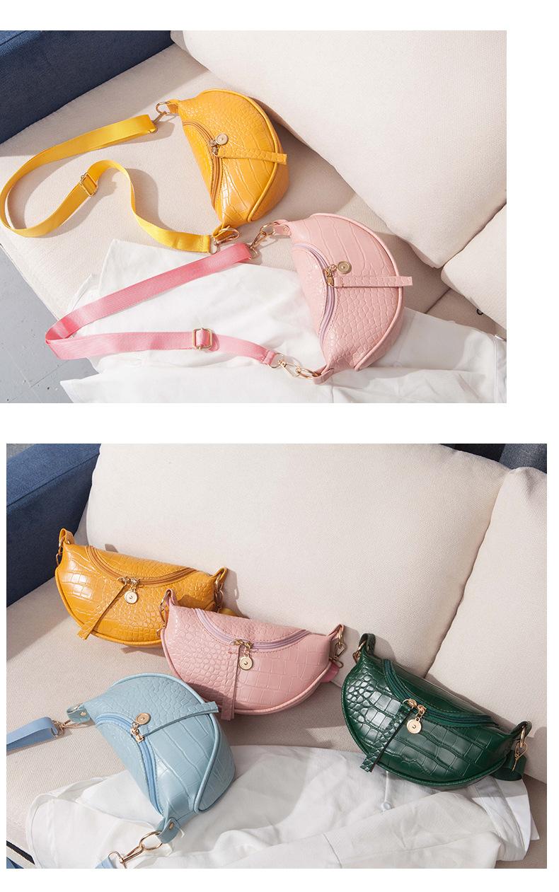 Women's Medium Pu Leather Solid Color Streetwear Dumpling Shape Zipper Crossbody Bag display picture 6