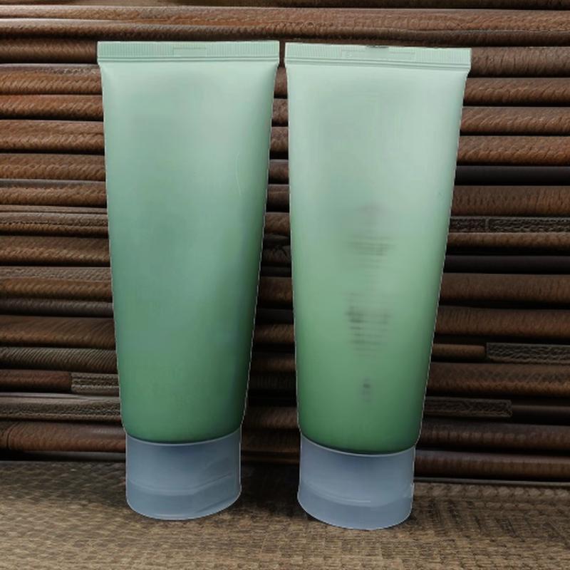 Moisturizing refreshing silky cleansing milk