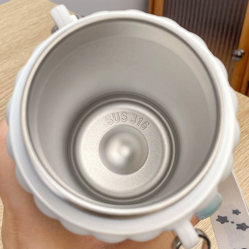 Taza de aislamiento Snoopy Crayon Shin-chan para estudiantes de jardín de infantes con pajitas Taza de agua caliente con doble bebida