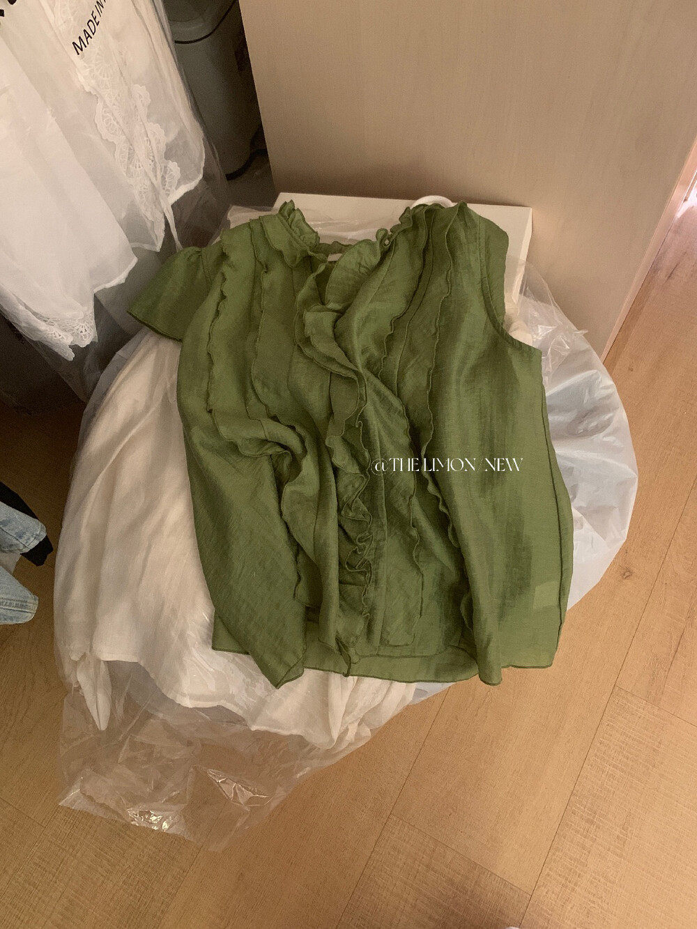 Áo sơ mi nữ tay ngắn cổ V phối ren xếp tầng chất liệu linen pha sợi tre — màu trắng, Bột cam, xanh lá cây chi tiết 33