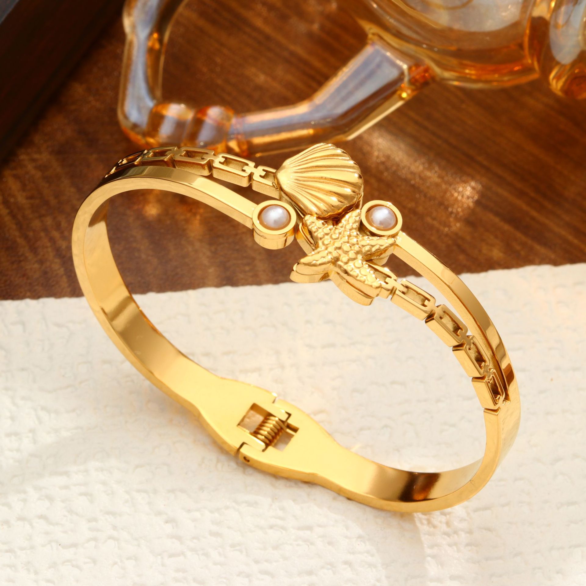 Spring-loaded starfish shell-gold