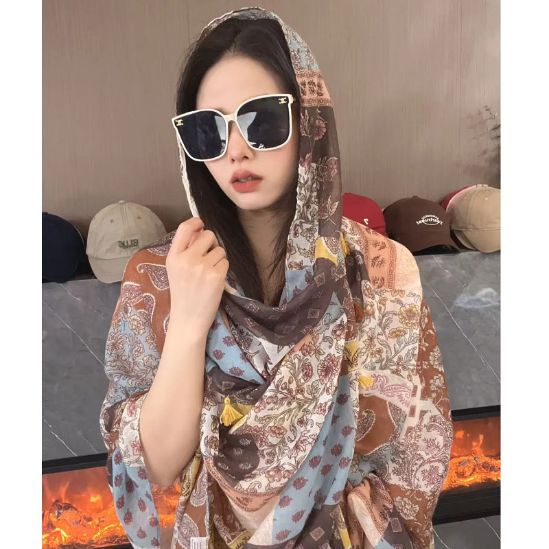 Chal de protección solar de verano para mujer 2025 nuevo estilo hebilla largo estilo étnico fotografía de viaje estilo fino playa bufanda de seda capa
