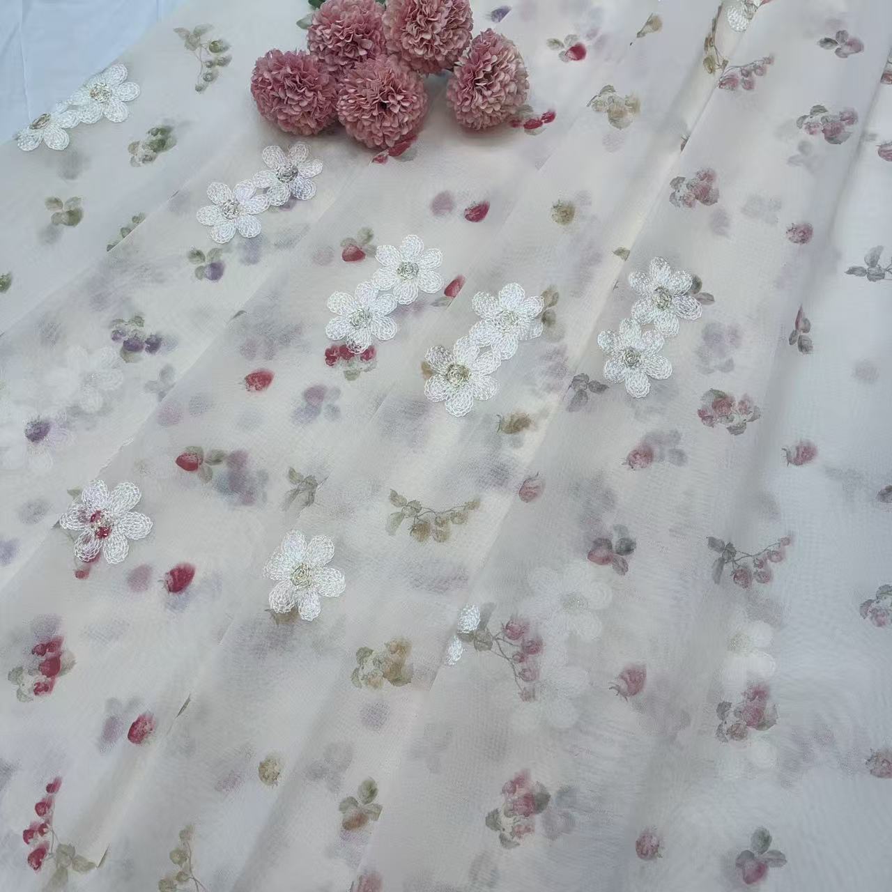 雪纺刺绣绣花底印小碎花数码花型面料，手感舒适柔软面料