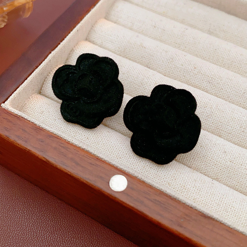 銀の針の黒色の水晶の項の幾何学のピアスの小さい大衆の百合のイヤリングのファッションの気質の軽くて豪華な高級感の耳飾りの卸売り