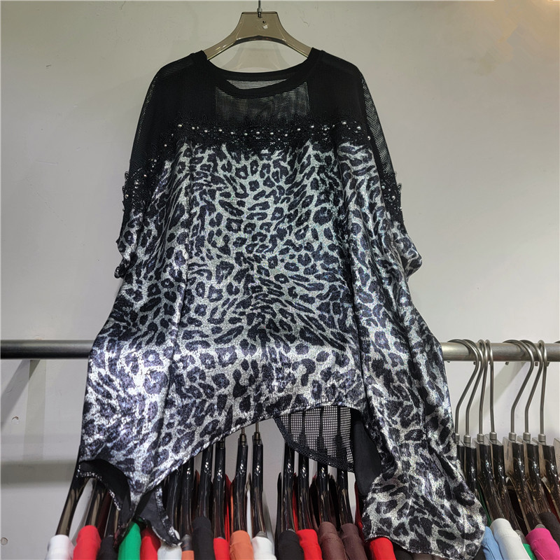 Diseño de nicho de estilo europeo y americano, tela de mosaico de impresión de leopardo, camiseta de mujer suelta, camiseta irregular de estilo largo