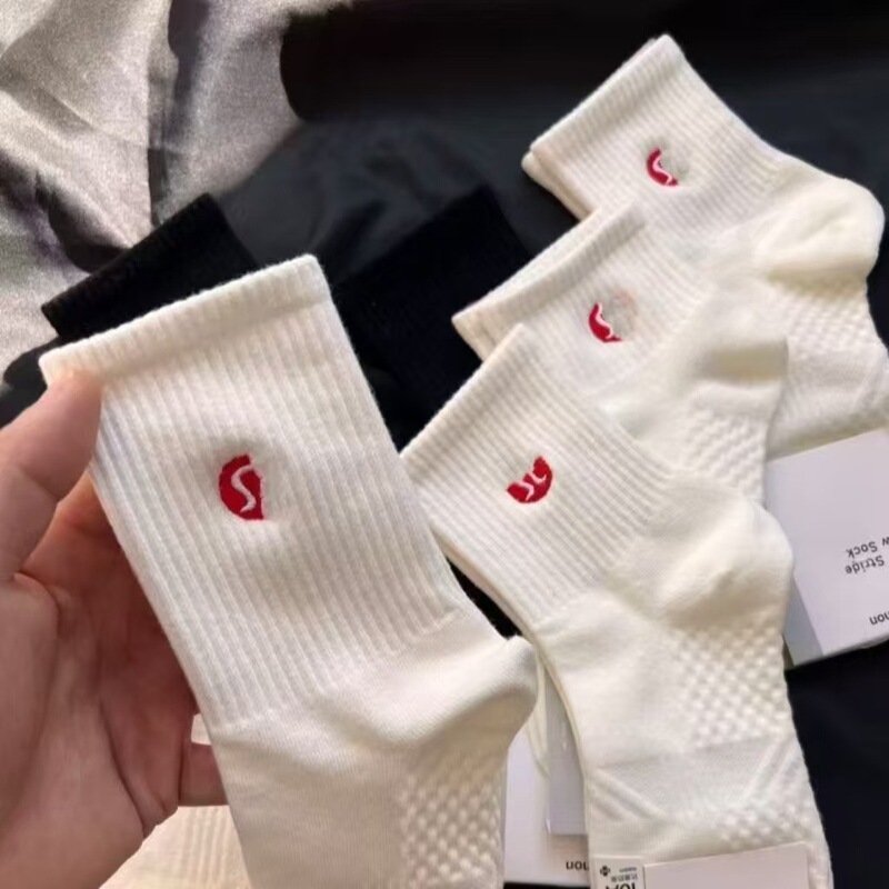 Red Label Lu Autumn and Winter Mid-Tube Embroidered Socks for Men and Women, Trendy Ins-Style Sports Casual Versatile Fashion Cotton Socks
