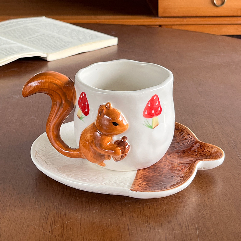 かわいい手描きのリスのコーヒーカップとソーサー、釉下色の不規則なセラミックアフタヌーンティーカップとソーサー、クリエイティブなマグカップとウォーターカップ|undefined