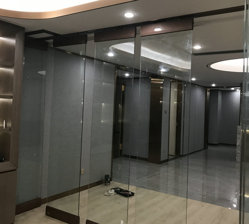 Kreatives Bild zu 吊挂无框玻璃折叠门 商场钢化移门 可旋转移动无地轨4S店玻璃门-阿里巴巴 吊挂无框玻璃折叠门 商场钢化移门 可旋转移动无地轨4S店玻璃门-阿里巴巴 Motiv
