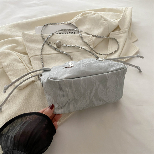 This year's popular chain link bucket bag for women, unique design crossbody small bag, fashionable pleated bag.