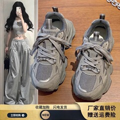 お父さんの靴の女性の靴の2025の新型の爆発金の春の夏の百合の小さい背は靴の厚い底のレジャーの運動靴を高く上げます。