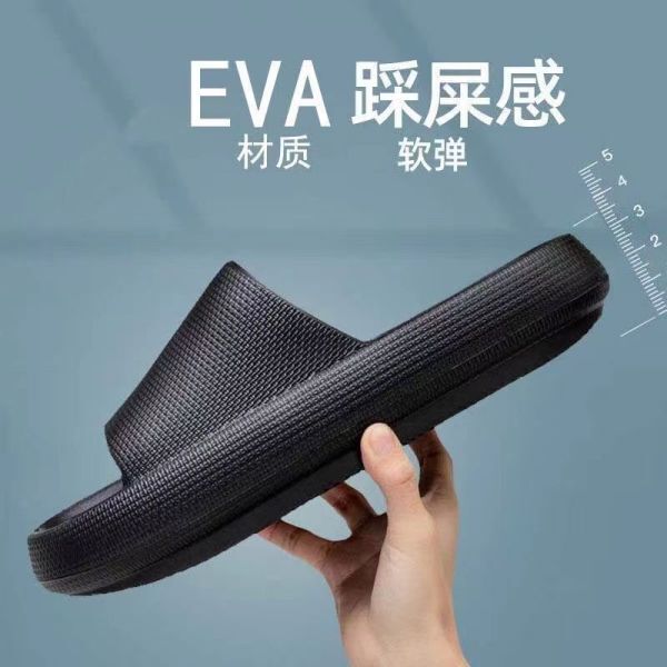 厚い底のスリッパの男性のタイプの夏のカップルの浴室の中で入浴します。|undefined