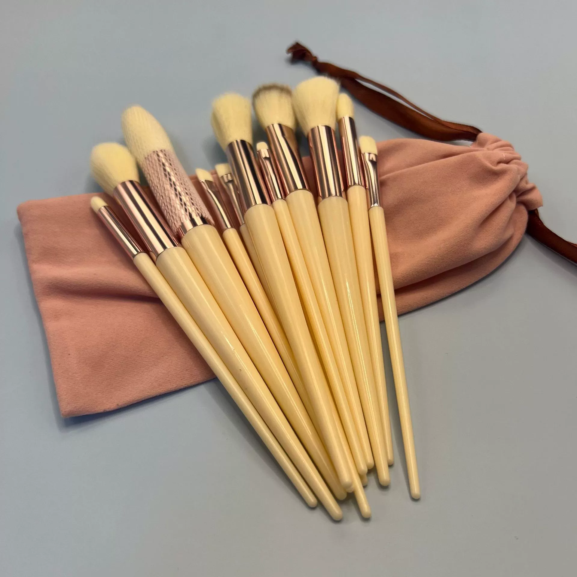 Foundation, concealer brush, 13 pieces