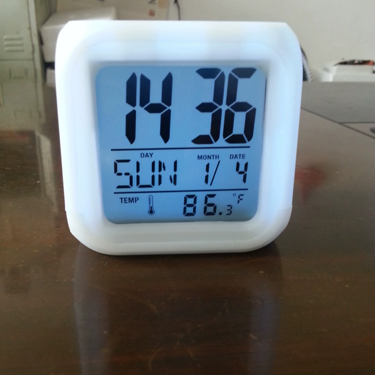 4A с кнопкой батареи Красочные четырехугольные часы, изменяющий цвет будильник, светодиодные часы, электронный будильник, тихий будильник