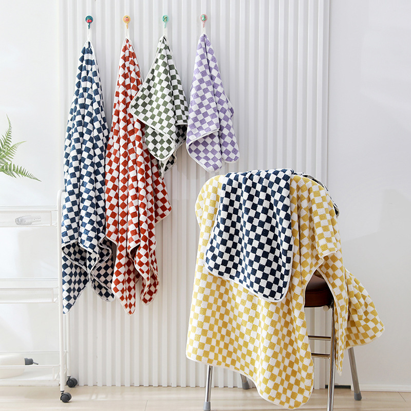 Retro Ins-Style Popular Simple Checkerboard Bath Towel Coral Fleece Large Towel Soft Absorbent Bath Wrap with Logo Option