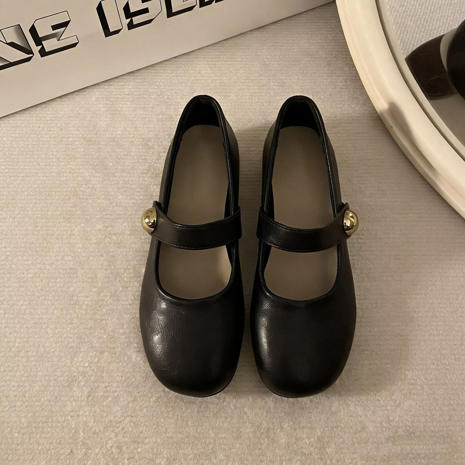 2026 nueva primavera y verano francés de color sólido con falda suave con una parte inferior redonda de zapatos de moda de Mary Jane