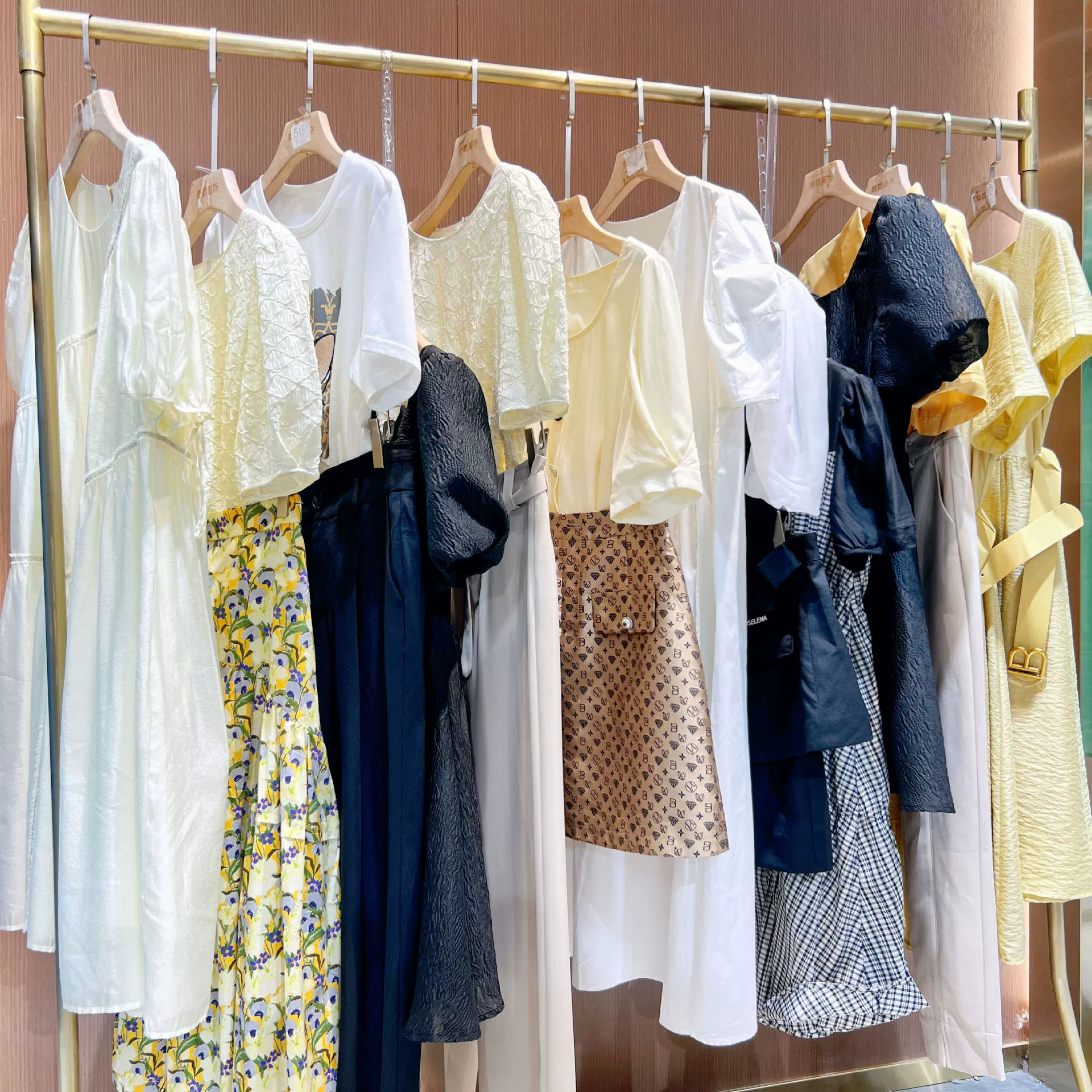 Бренд Bexiini снимает прилавки для женской одежды со скидкой