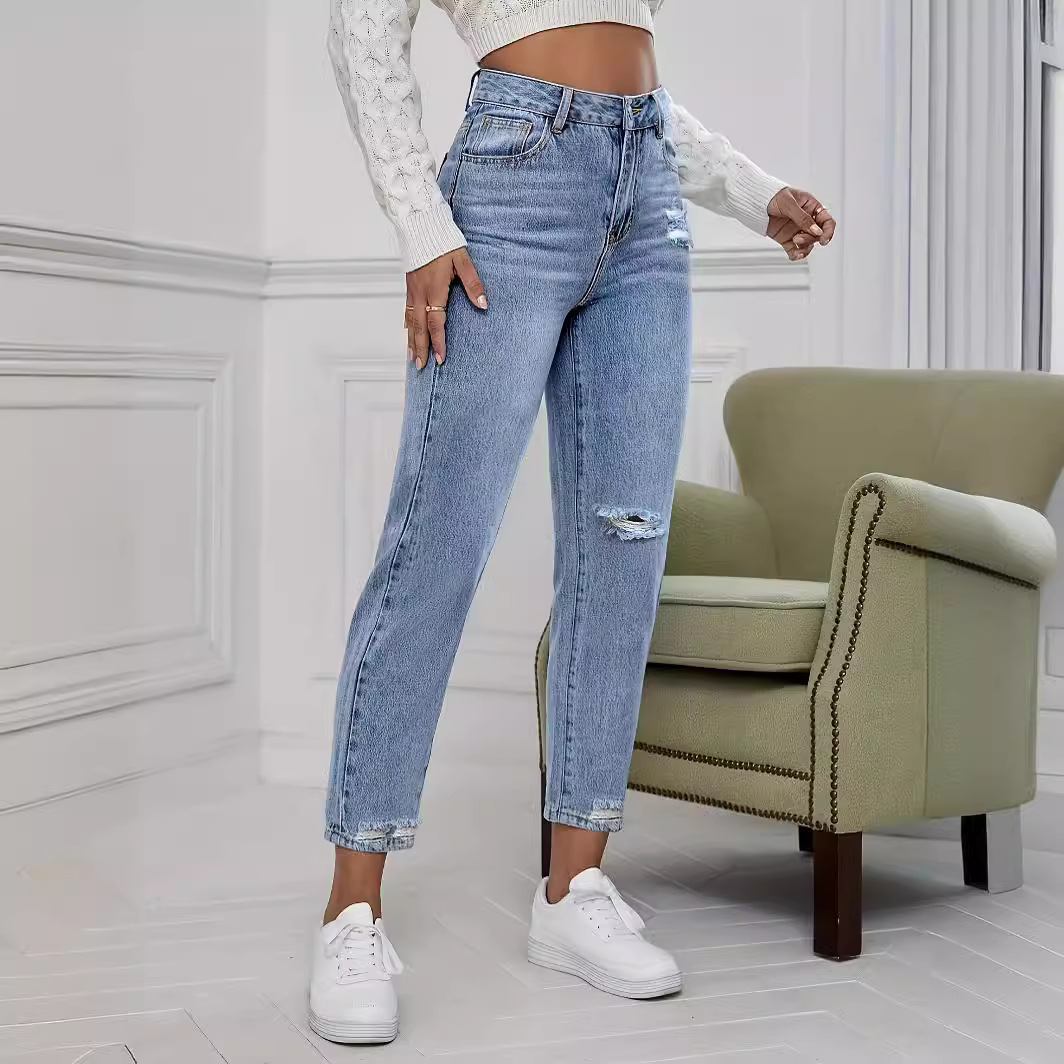 Abbigliamento donna Jeans strappati alla moda casual_voghion.com