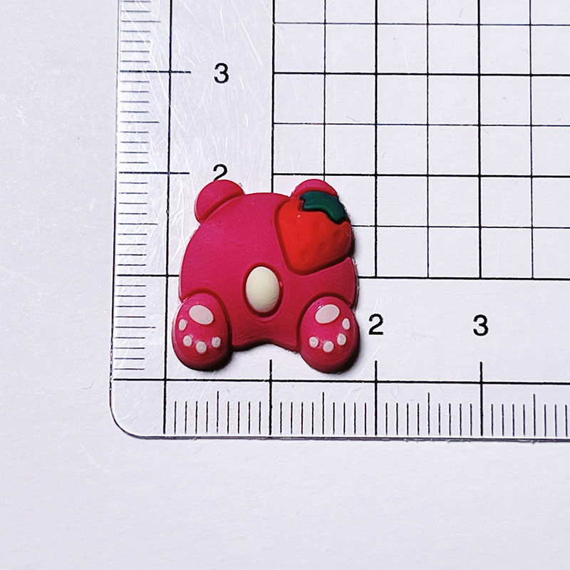 Oso de fresa de dibujos animados de PVC flexible pegamento accesorios de la joyería caja de almacenamiento de la cáscara del teléfono móvil caja de papelería agujero zapatos gran vientre taza parche