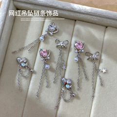 絶妙なネイルペンダントのチェーンアクセサリーの銀色の蝶結びのジルコンの新型の軽い豪華なダイヤモンドの爪の装飾の卸売り