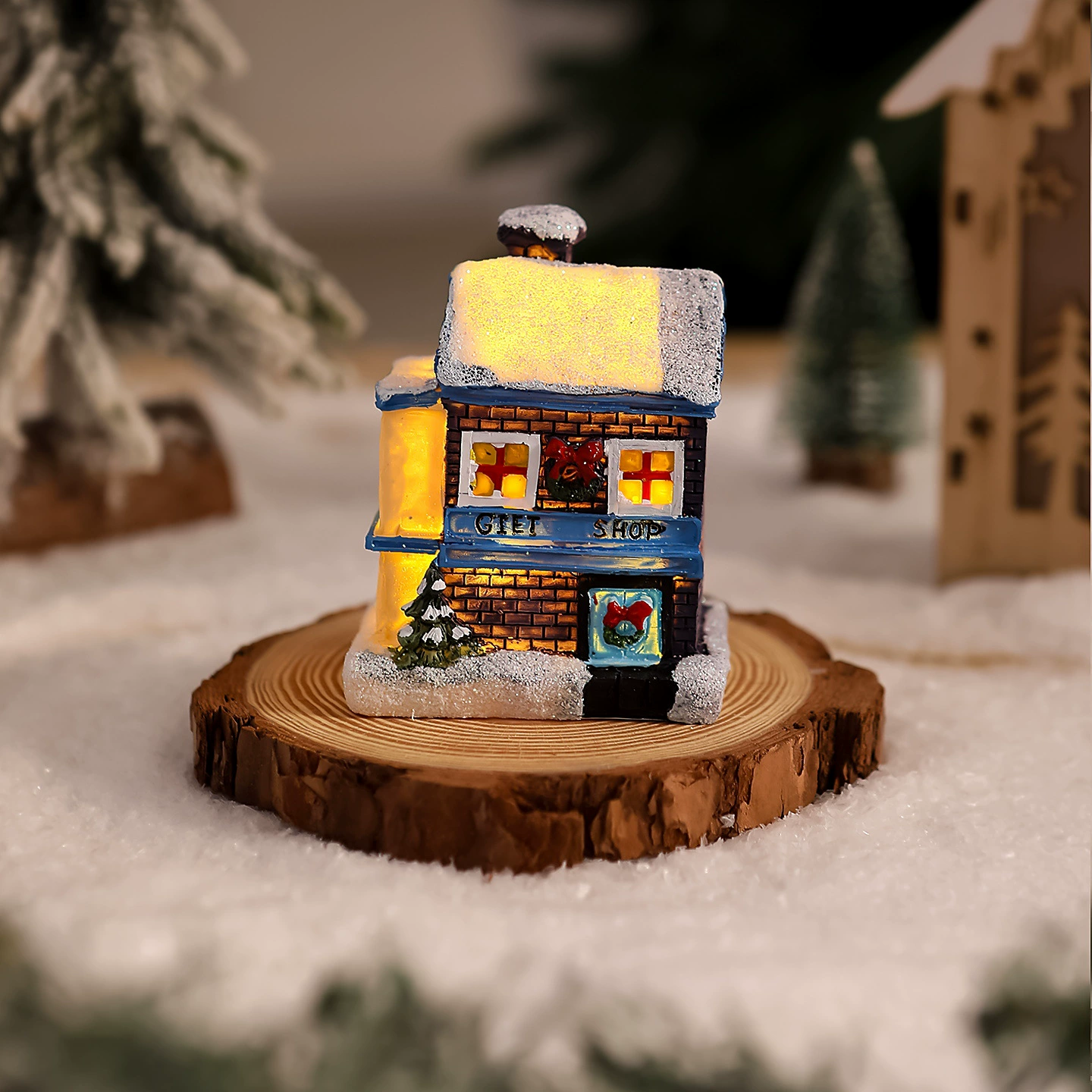 Miniature resin house decorations, micro landscape LED models, battery‑powered, assorted sizes 7–10 cm