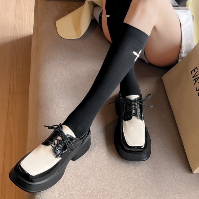 Giày loafer nữ đế xuồng platform da thật buộc dây phối màu đen trắng — màu đen