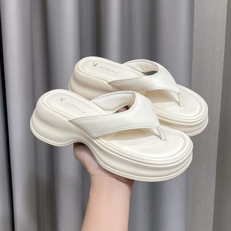 Сетка красно-белая увеличенная толстая подошва шлепанцы для женщин летом носят 2024 новый супер огонь дикие пляжные холодные тапочки