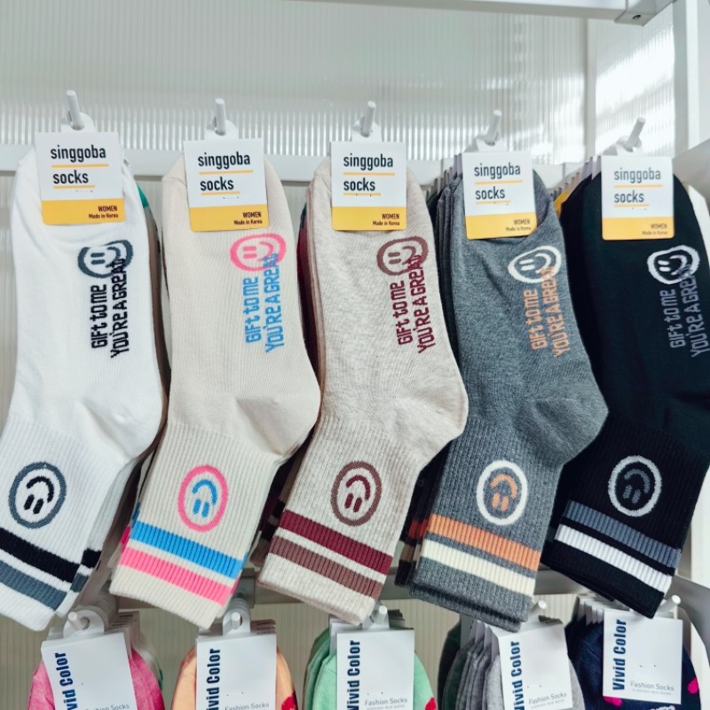 韩国袜子批发代购女袜字母条纹棉袜秋冬新款学院风彩色笑脸