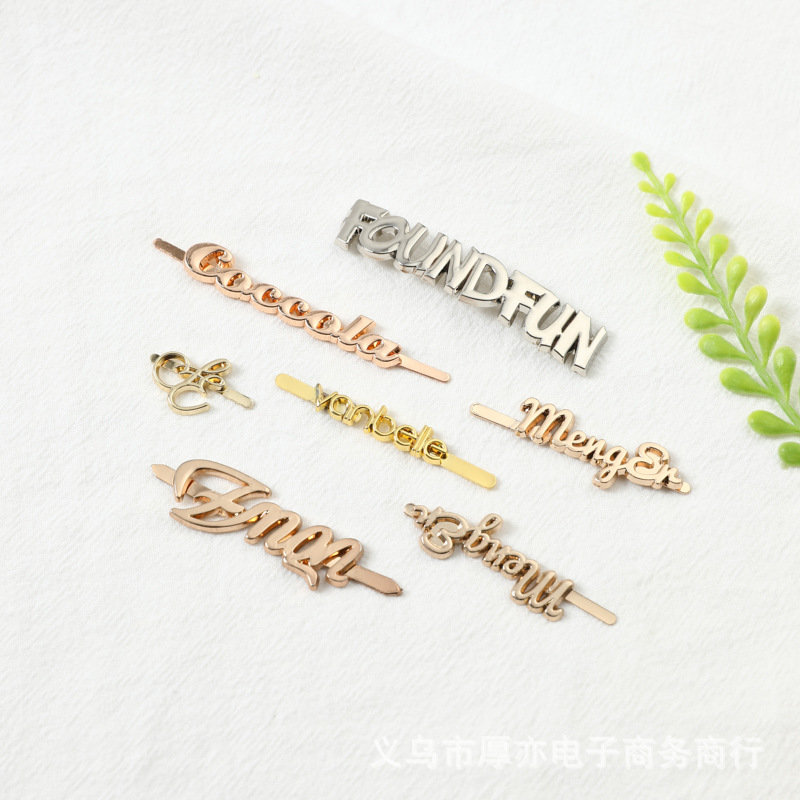 工厂直销热销五金小饰品 压铸锌合金 箱包服饰名牌标牌插脚安装