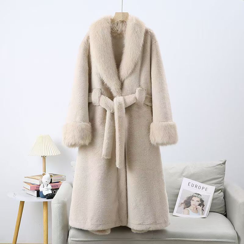 New Winter Style Loose-Fitting Thickened Warm Patchwork Fur Coat with Integrated Leather and Fur, Over-The-Knee Extended Length, Milan Mink Fox Fur Collar New Winter Style Loose-Fitting Thickened Warm Patchwork Fur Coat with Integrated Leather and Fur, Over-The-Knee Extended Length, Milan Mink Fox Fur Collar