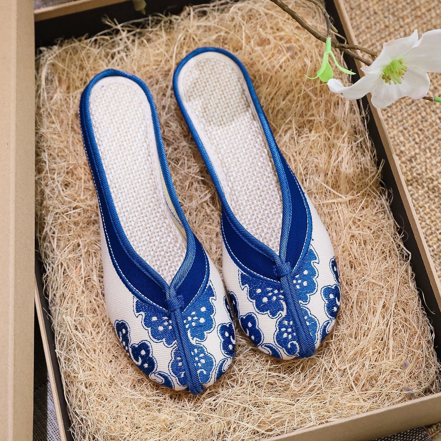 Blue and white retro slippers, summer cloth