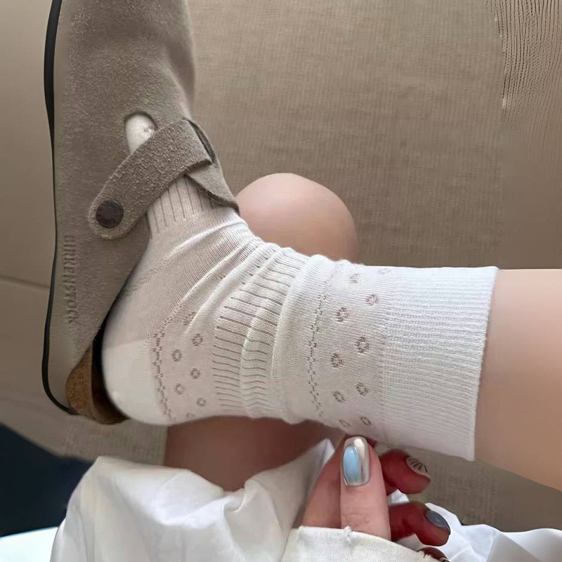 Little red book hot push! Spring and summer new small fresh school style women's socks solid color embroidered love socks children tube