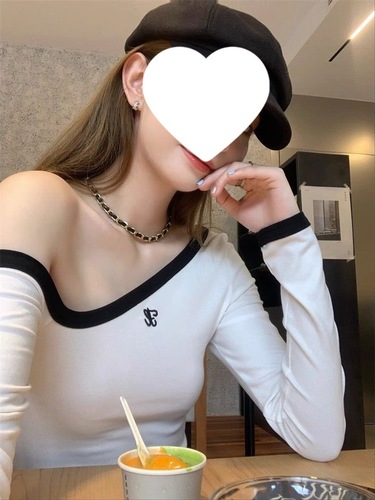 260g Rayon Modal Design-Driven Off-Shoulder Long-Sleeve T-Shirt for Women: Sleek, Slim-Fit Top with Chic Letter Embroidery