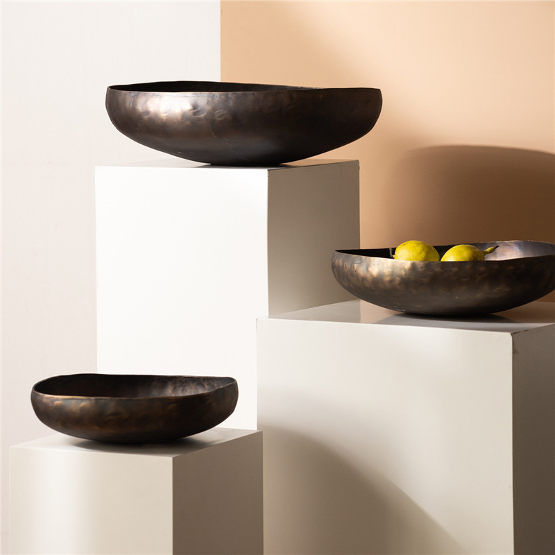 India importa estilo europeo retro para hacer cuencos decorativos antiguos e irregulares sala modelo Sala de estar decorada con bandeja de metal y platos de frutas
