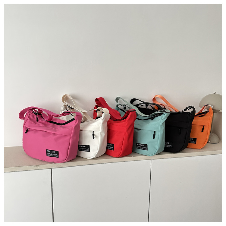 Women's Large Oxford Cloth Solid Color Streetwear Dumpling Shape Zipper Shoulder Bag display picture 3