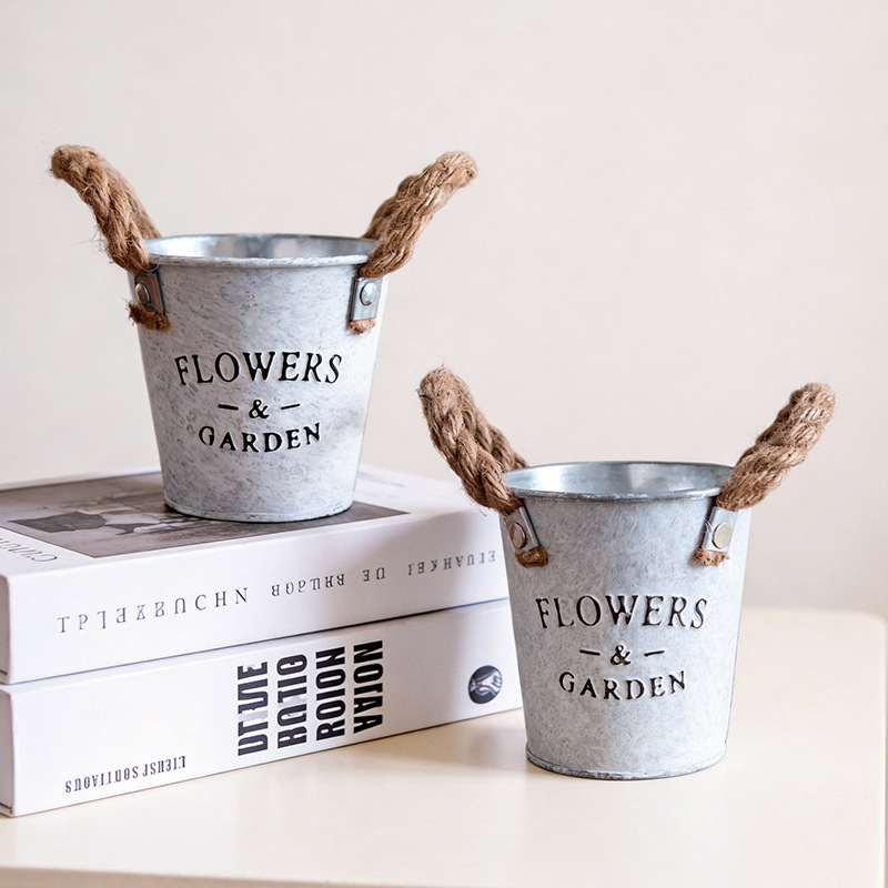 Macetas y cubos de hierro vintage para exportación, macetas decorativas redondas de hojalata con acabado envejecido para plantas verdes y suculentas.