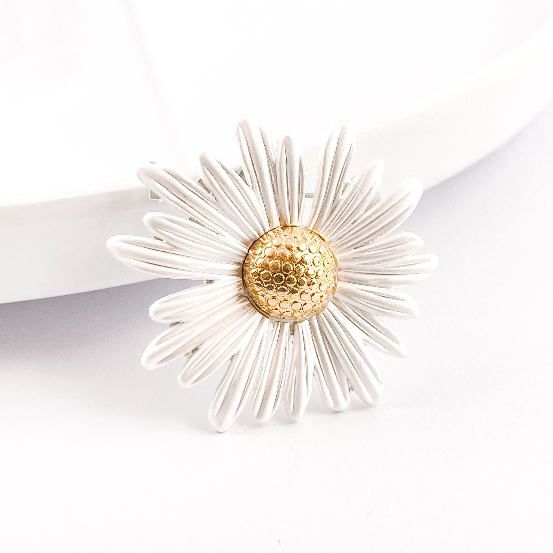New Daisy Brooch for Women, High-End Niche, High-End Anti-Exposure Pin, Atmospheric Corsage, New Suit Accessories