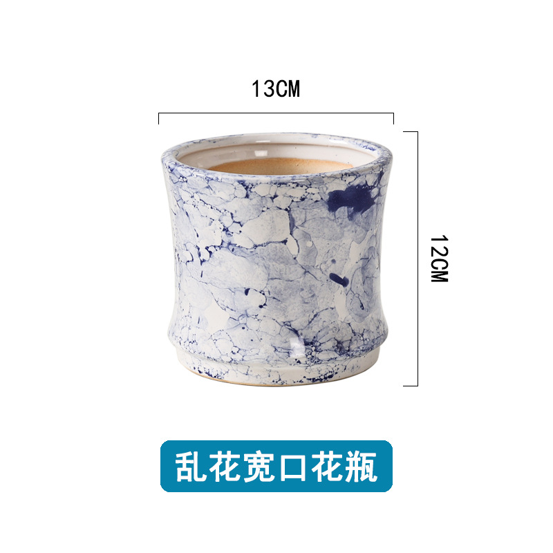 지저분한 꽃 입이 넓은 꽃병(바닥에 구멍 있음)