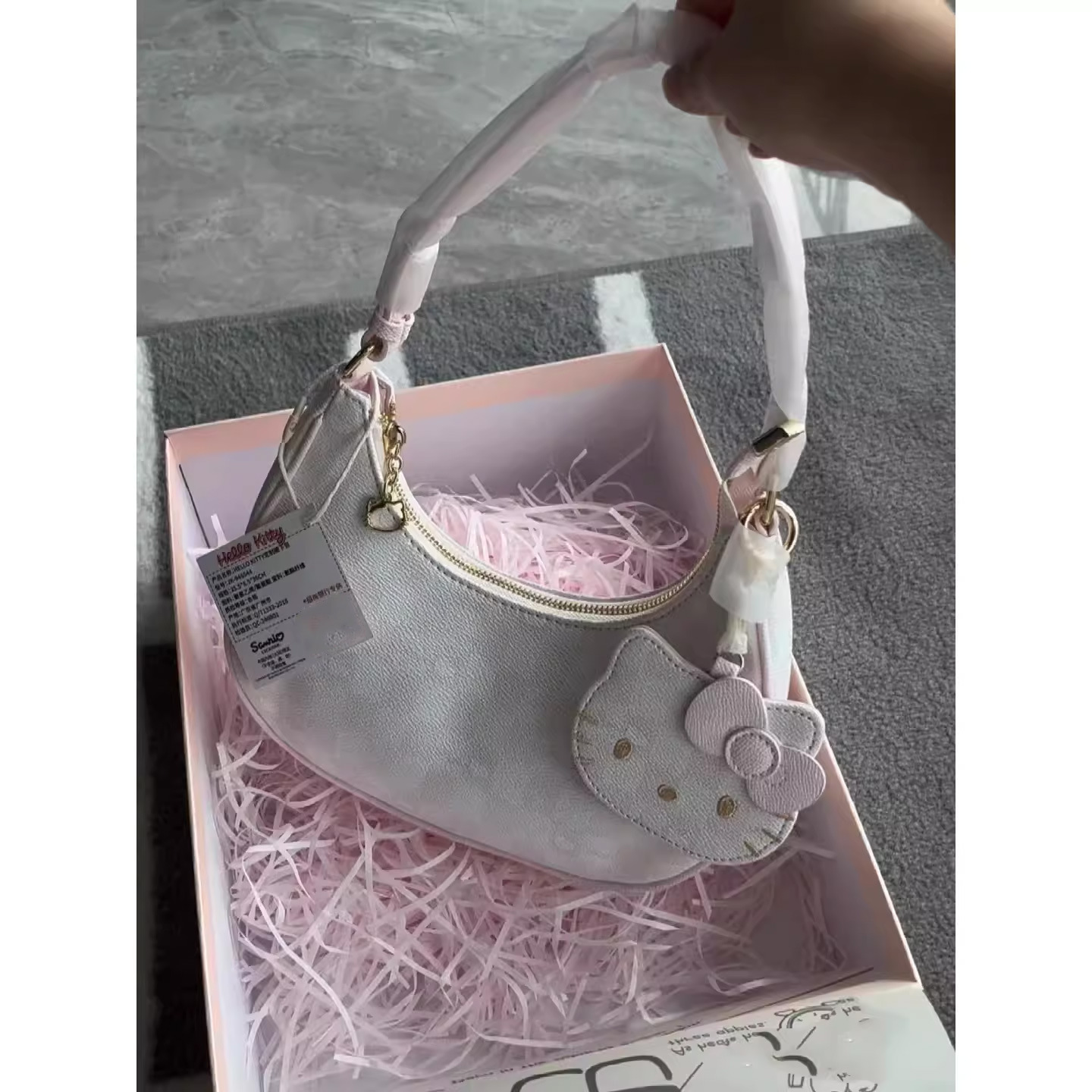 2025 nueva bolsa de polvo para las axilas de Kitty cuadros de tablero de ajedrez dulce adorable media luna bolso de hombro diseño de nicho