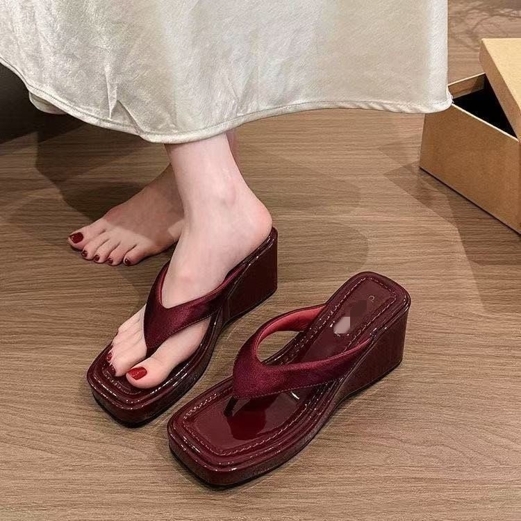 8CM tacones de pendiente de soleas gruesas de zapatillas en zigzag para mujeres de verano 06 nuevo estilo de vacaciones zapatillas de playa de cabeza cuadrada