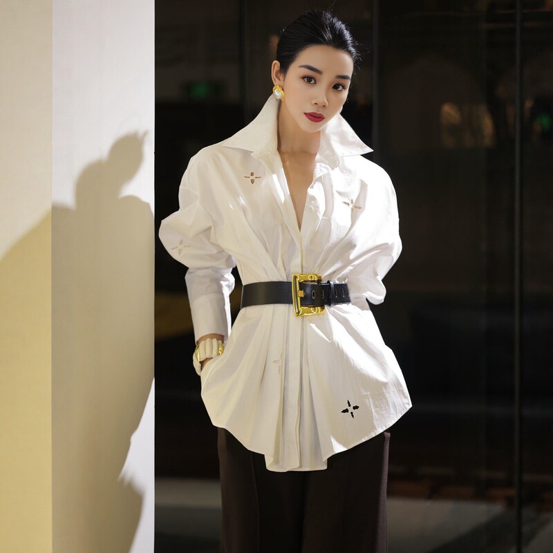 Simple and elegant collared shirt for women, loose fit, waist-cinching with tie, long sleeves, cross-stitch embroidery, suitable for work and exuding a sophisticated and mature style Simple and elegant collared shirt for women, loose fit, waist-cinching with tie, long sleeves, cross-stitch embroidery, suitable for work and exuding a sophisticated and mature style