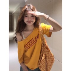 アメリカンホットガールレターイエロー斜め肩半袖Tシャツ女性用夏ルーズスリムデザイン気質オフショルダートップ