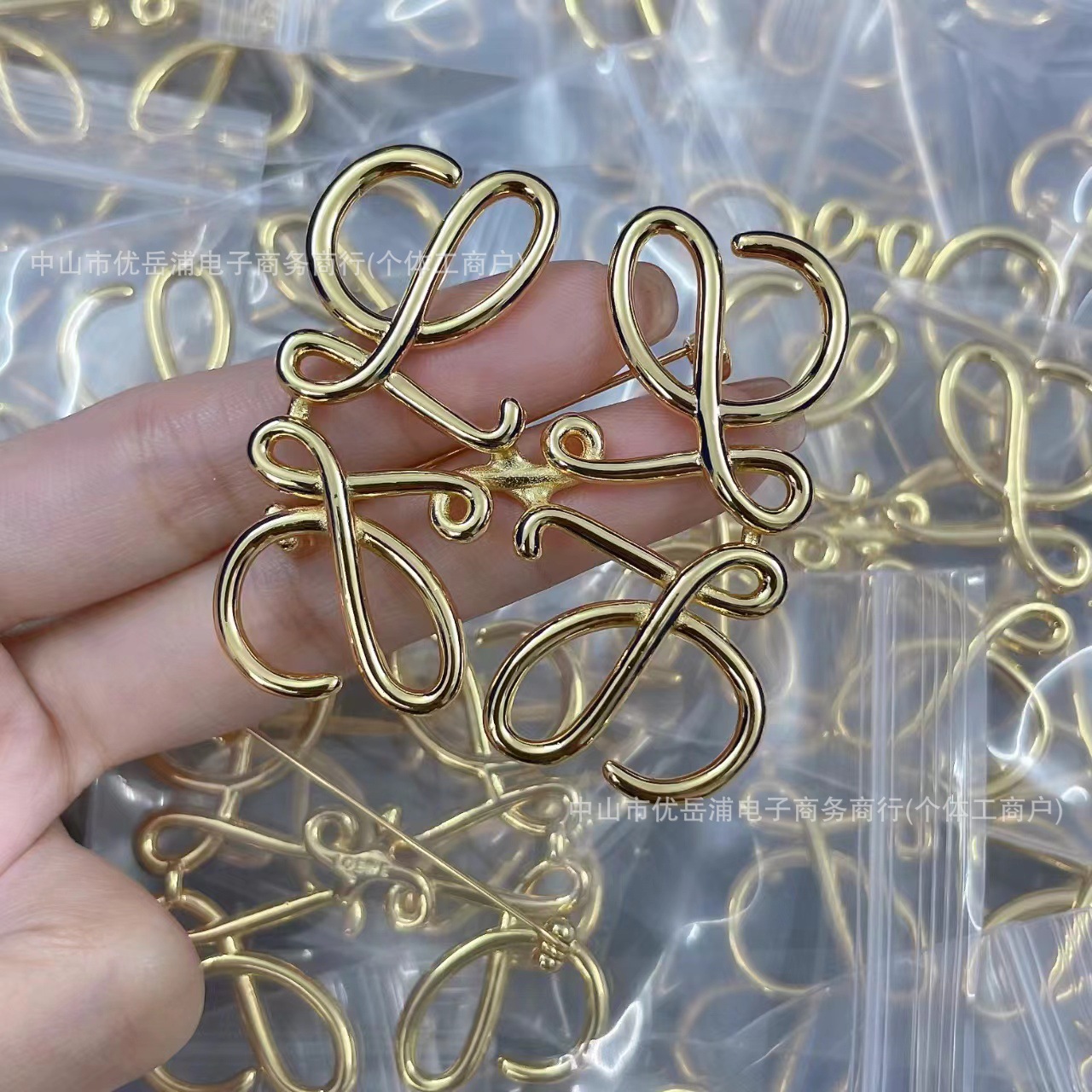 Classic Ruiyu Knot Brooch for Women, Smooth High-End Clothing Accessory, Chinese Knot Pin Wholesale